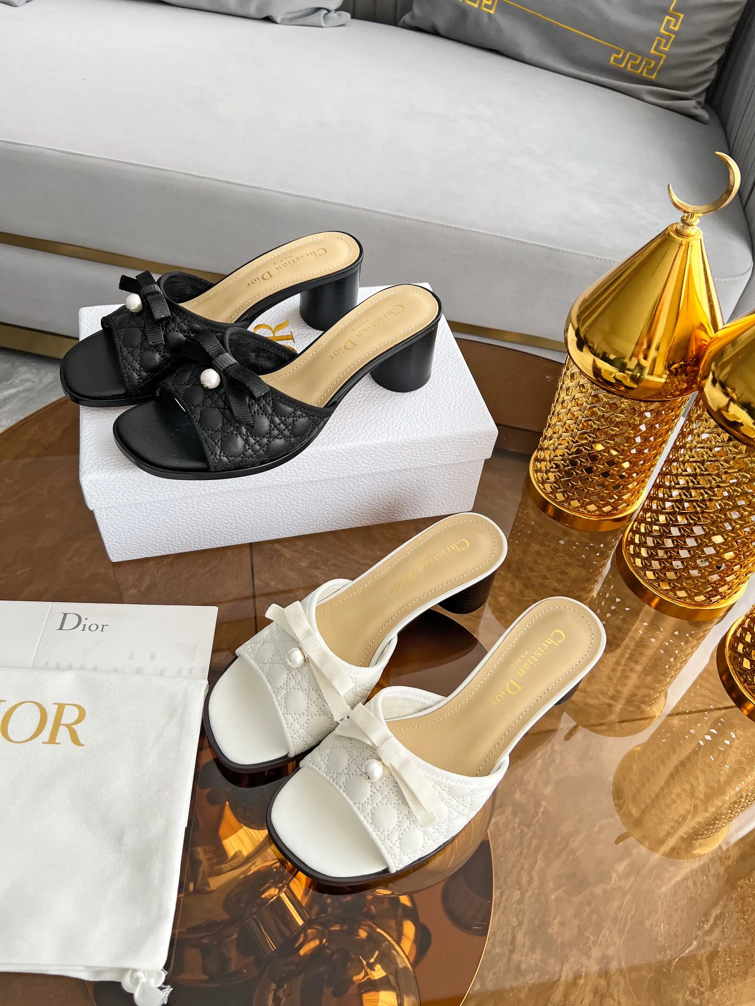 👟👟Ex-factory price 480👟👟 🔥🔥Hot model👟👟DIOR 2025 early spring new product top version~ Original mold opening, 1:1 reproduction, original Italian last, purchasing agent level, original order quality. The Dway heeled sandals reinterpret Dior's iconic piece for an elegant look. The upper's delicate buckle strap highlights the 'CHRISTIAN DIOR' signature embroidery. Exquisite style. It is an ideal item to match with formal looks. ✅Outsole: original leather outsole imported from Italy. The sole is decorated with Christian Dior's lucky star symbol. ✅Size: 35～39 (40-41🉑customized). ✅Packaging: full set of original counter packaging.